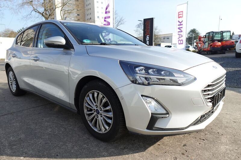 Silber Gebraucht 2021 Ford Focus Titanium X Limousine | 13.490 € (Superpreis) - Bild 1/4