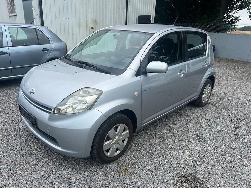 Silber Gebraucht 2006 Daihatsu Sirion Kleinwagen | 2.200 € (Fairer Preis) - Bild 1/4