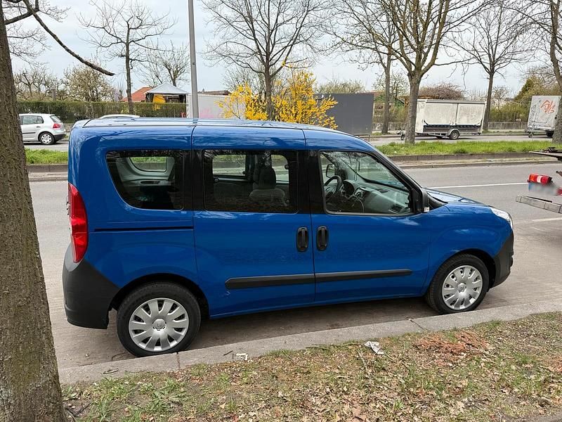 Second-hand Opel Combo 90 CP (66 kW) 2016 Albastru Monovolum
