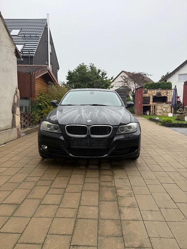 Schwarz Gebraucht 2012 BMW 320 Kombi | 4.550 € (Superpreis) - Bild 1/4