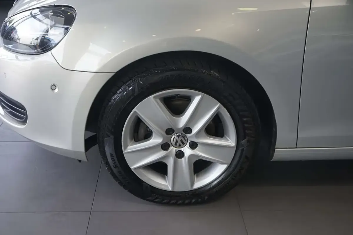 Gebraucht VW Golf VI Comfortline 122 PS (89 kW) 2010 Silver leaf metallic Kleinwagen