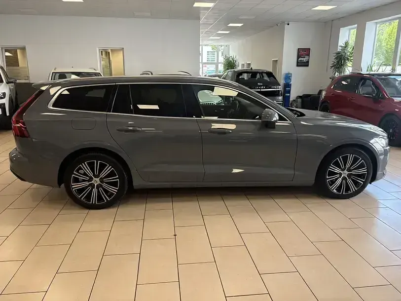 Gebraucht Volvo V60 Inscription 197 PS (144 kW) 2021 Grau Kombi