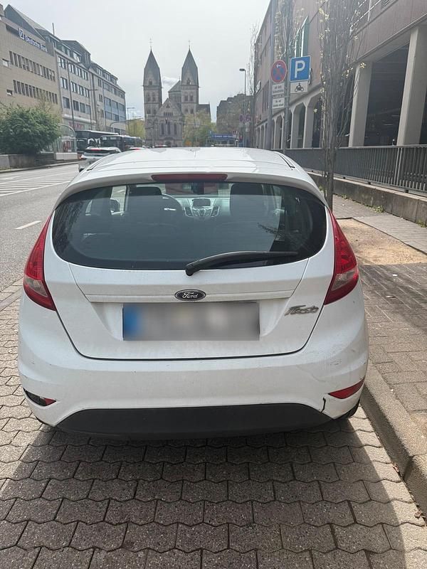 Gebraucht Ford Fiesta 60 PS (44 kW) 2010 Weiß Kleinwagen
