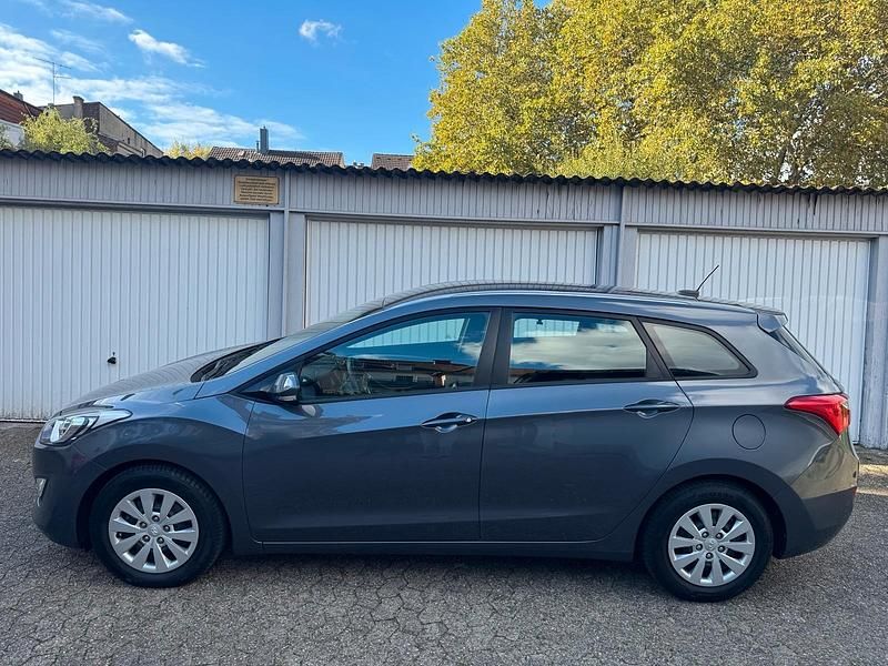 Grau Gebraucht 2016 Hyundai i30 Trend Kombi | 9.000 € (Fairer Preis) - Bild 1/4