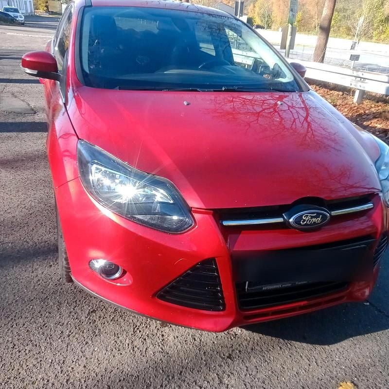 Rot Gebraucht 2013 Ford Focus Limousine | 3.990 € (Fairer Preis) - Bild 1/4
