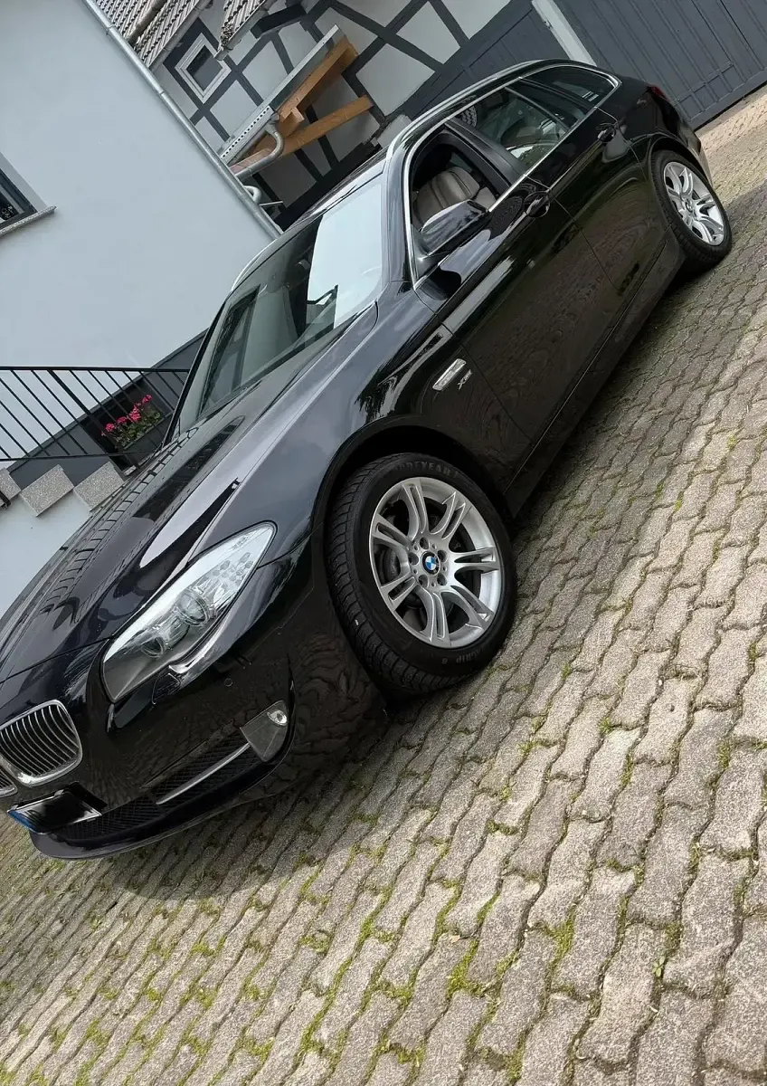 Gebraucht BMW 530 258 PS (189 kW) 2011 Schwarz Kombi