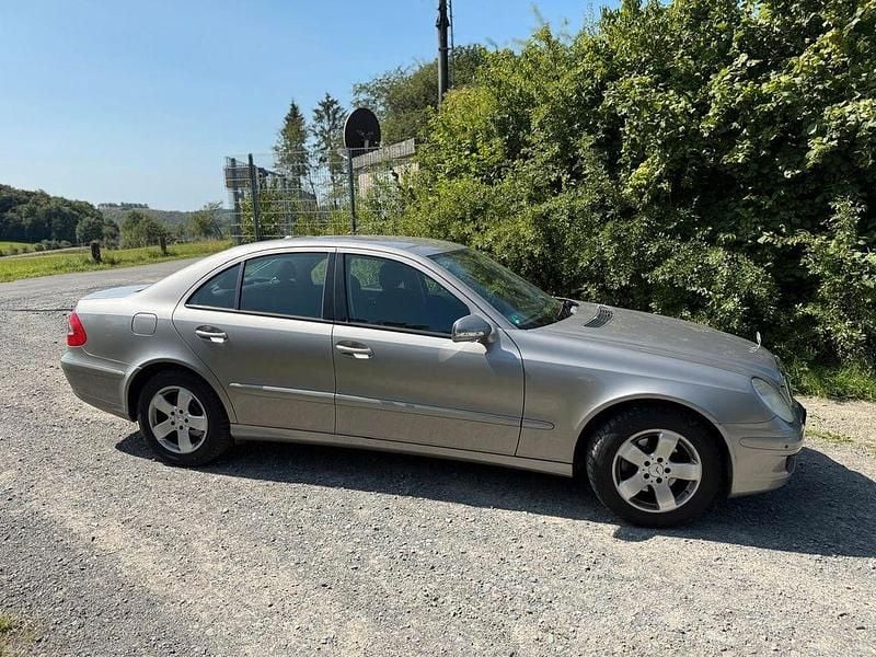 Silber Gebraucht 2006 Mercedes E200 Classic Limousine | 5.000 € (Guter Preis) - Bild 1/4