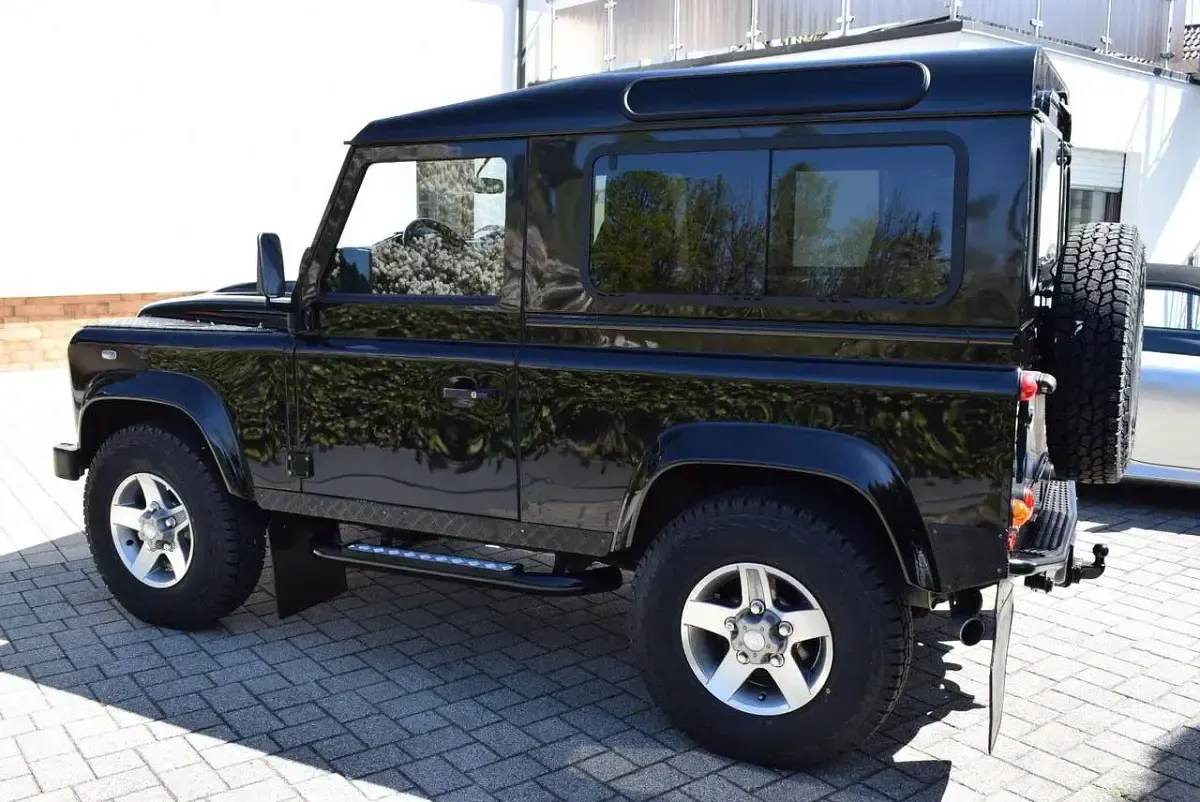 Gebraucht Land Rover Defender 122 PS (89 kW) 2016 Santorini black SUV