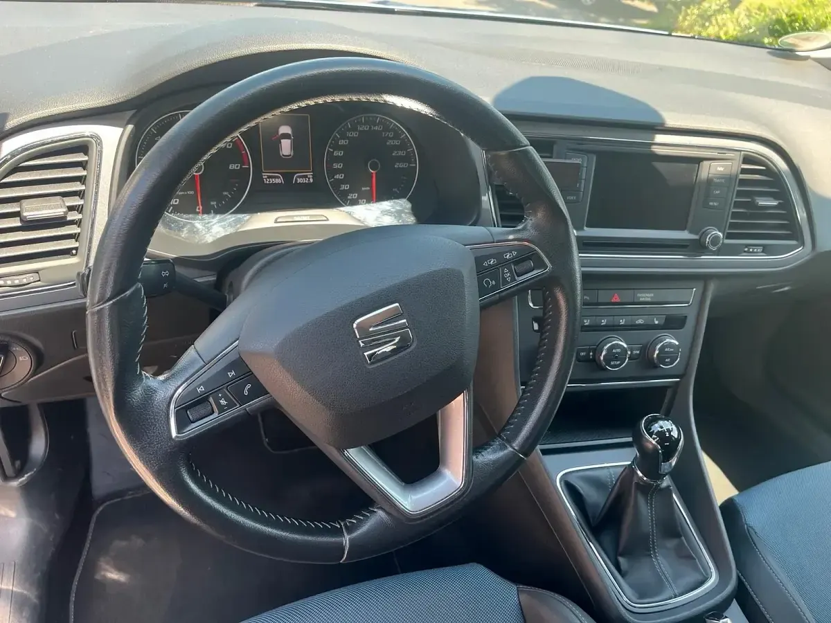 Gebraucht Seat Leon Style 122 PS (89 kW) 2014 Blau Limousine
