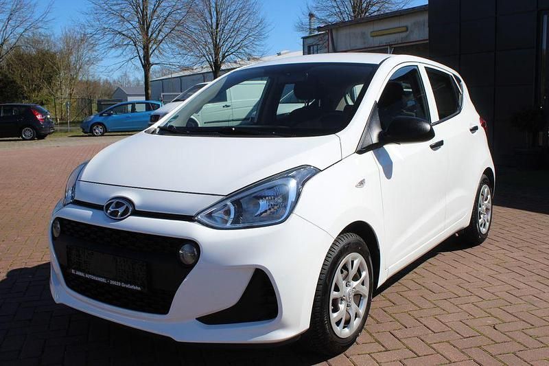 Gebraucht Hyundai i10 Basis 67 PS (49 kW) 2017 Weiß Kleinwagen