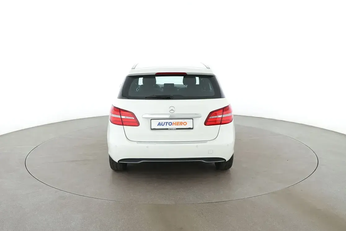Gebraucht Mercedes B180 Style 122 PS (89 kW) 2018 Weiß Kleinwagen