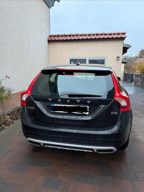 Schwarz Gebraucht 2017 Volvo V60 CC Kombi | 16.500 € - Bild 1/4