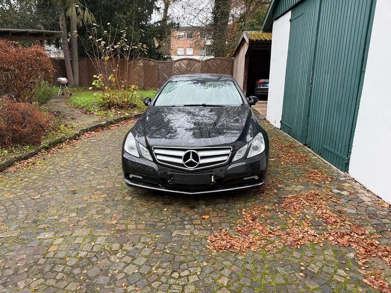 Schwarz Gebraucht 2009 Mercedes E350 Coupé | 9.900 € (Fairer Preis) - Bild 1/4