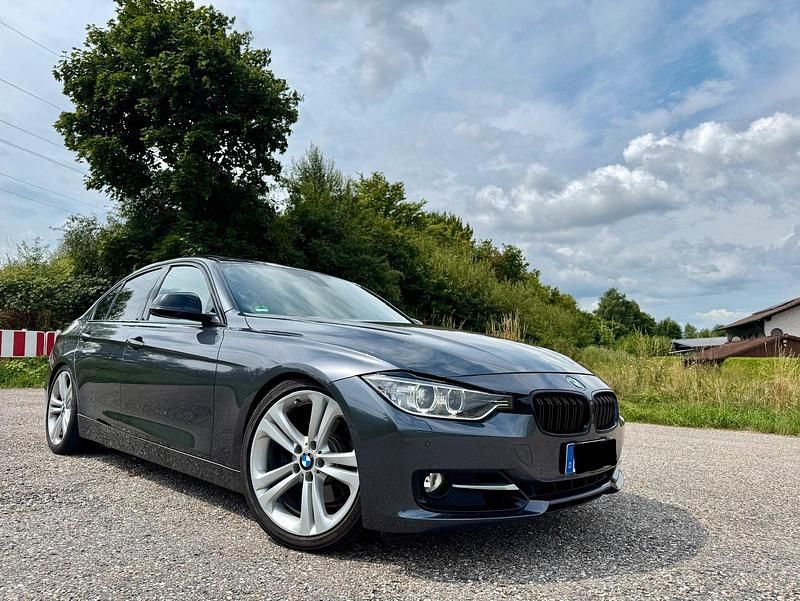 Grau Gebraucht 2011 BMW 328 Comfort Edition Limousine | 8.999 € - Bild 1/4
