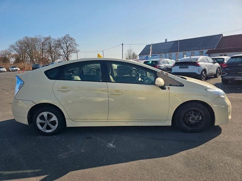 Używany Toyota Prius Basis 99 KM (72 kW) 2013 Biały Sedan/Limuzyna