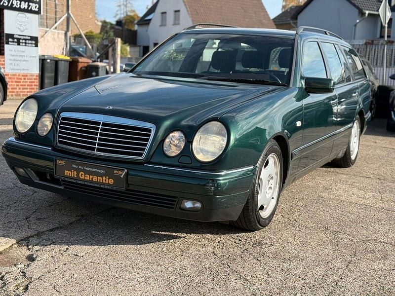 Grün Gebraucht 1996 Mercedes E230 Avantgarde Kombi | 2.999 € (Fairer Preis) - Bild 1/4
