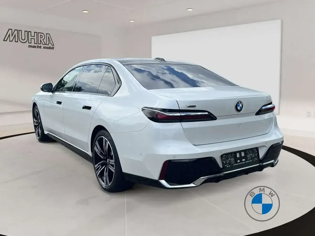 Gebraucht BMW 740 M Sport 299 PS (219 kW) 2025 Mineralweiss Limousine