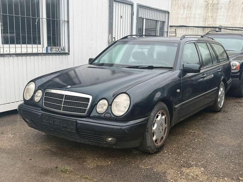 Gebraucht Mercedes E240 170 PS (125 kW) 1998 Blau Limousine