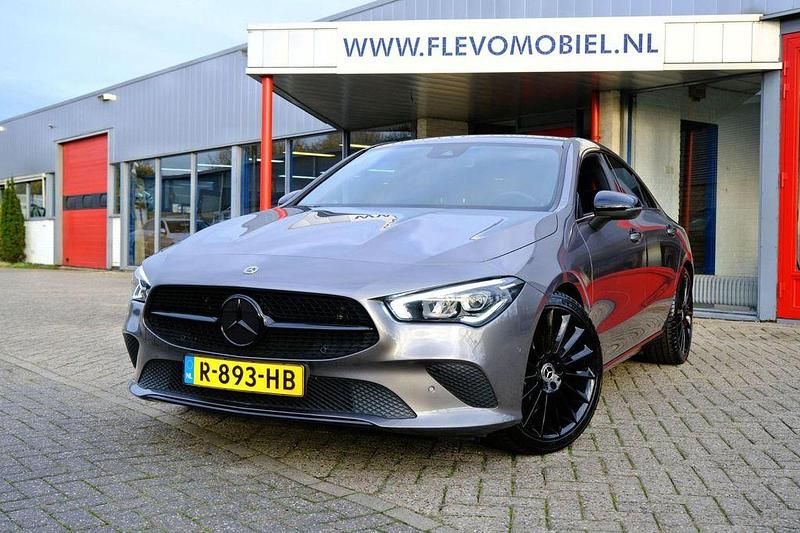 Grau Gebraucht 2022 Mercedes CLA180 Luxury Limousine | 23.950 € (Superpreis) - Bild 1/4