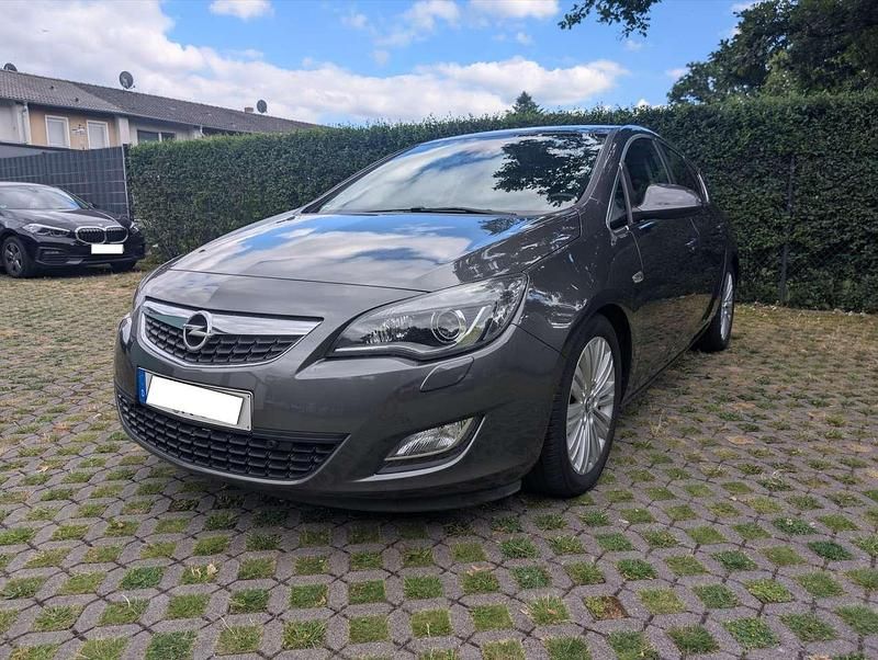 Grau Gebraucht 2011 Opel Astra Cosmo Limousine | 5.900 € (Fairer Preis) - Bild 1/4