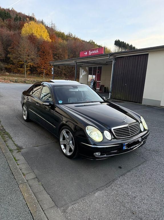 Schwarz Gebraucht 2004 Mercedes E320 Avantgarde Limousine | 6.600 € - Bild 1/4