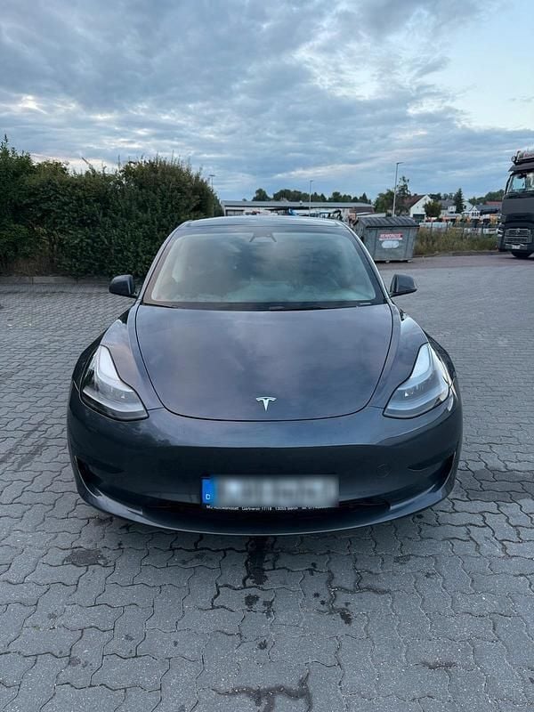 Grau Gebraucht 2023 Tesla Model 3 Limousine | 40.000 € - Bild 1/4