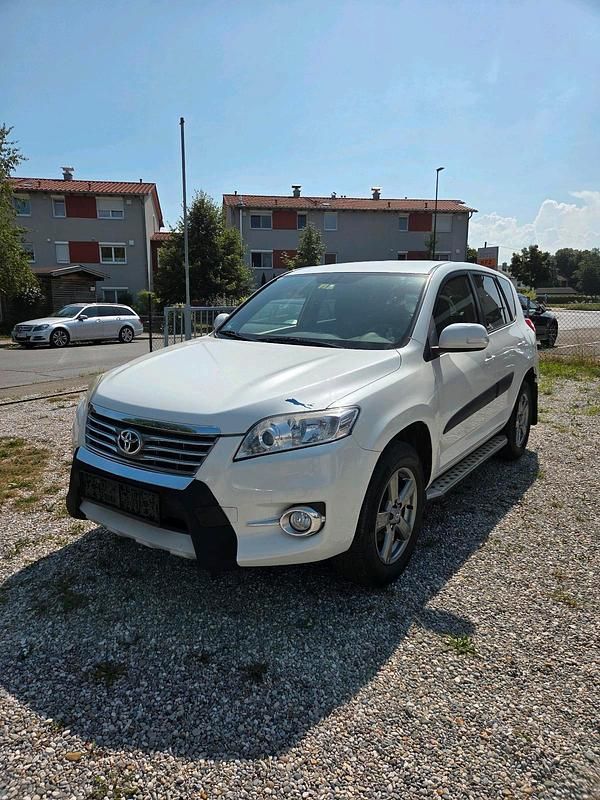 Weiß Gebraucht 2013 Toyota RAV4 Travel SUV | 7.599 € (Fairer Preis) - Bild 1/4