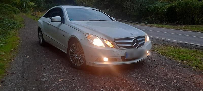 Gebraucht Mercedes E220 Elegance 170 PS (125 kW) 2011 Weiß Coupé