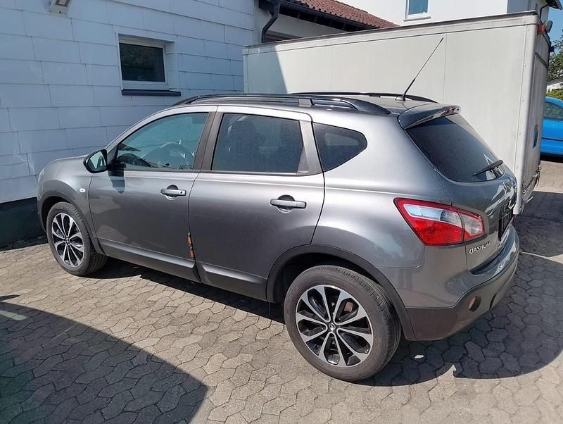 Grau Gebraucht 2013 Nissan Qashqai SUV | 6.950 € (Fairer Preis) - Bild 1/4