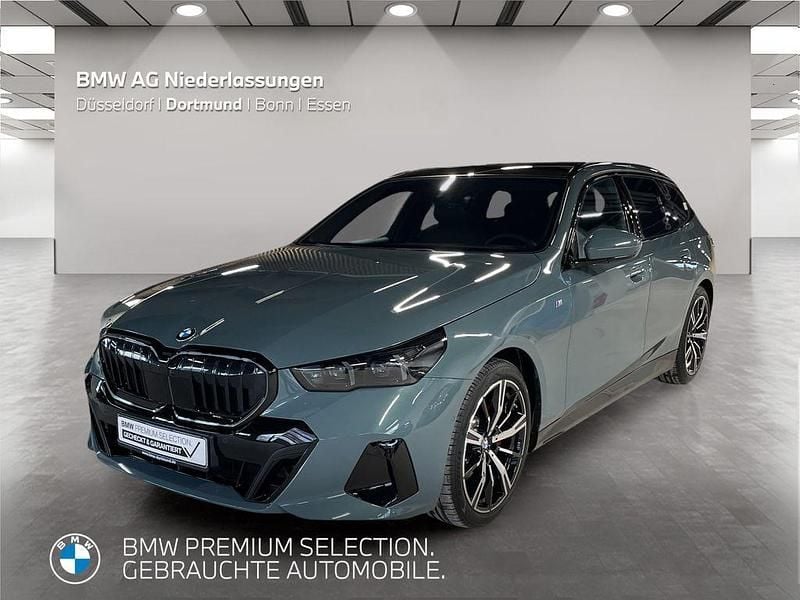 Grün Gebraucht 2024 BMW 520 Comfort Edition Kombi | 61.899 € (Teuer) - Bild 1/4