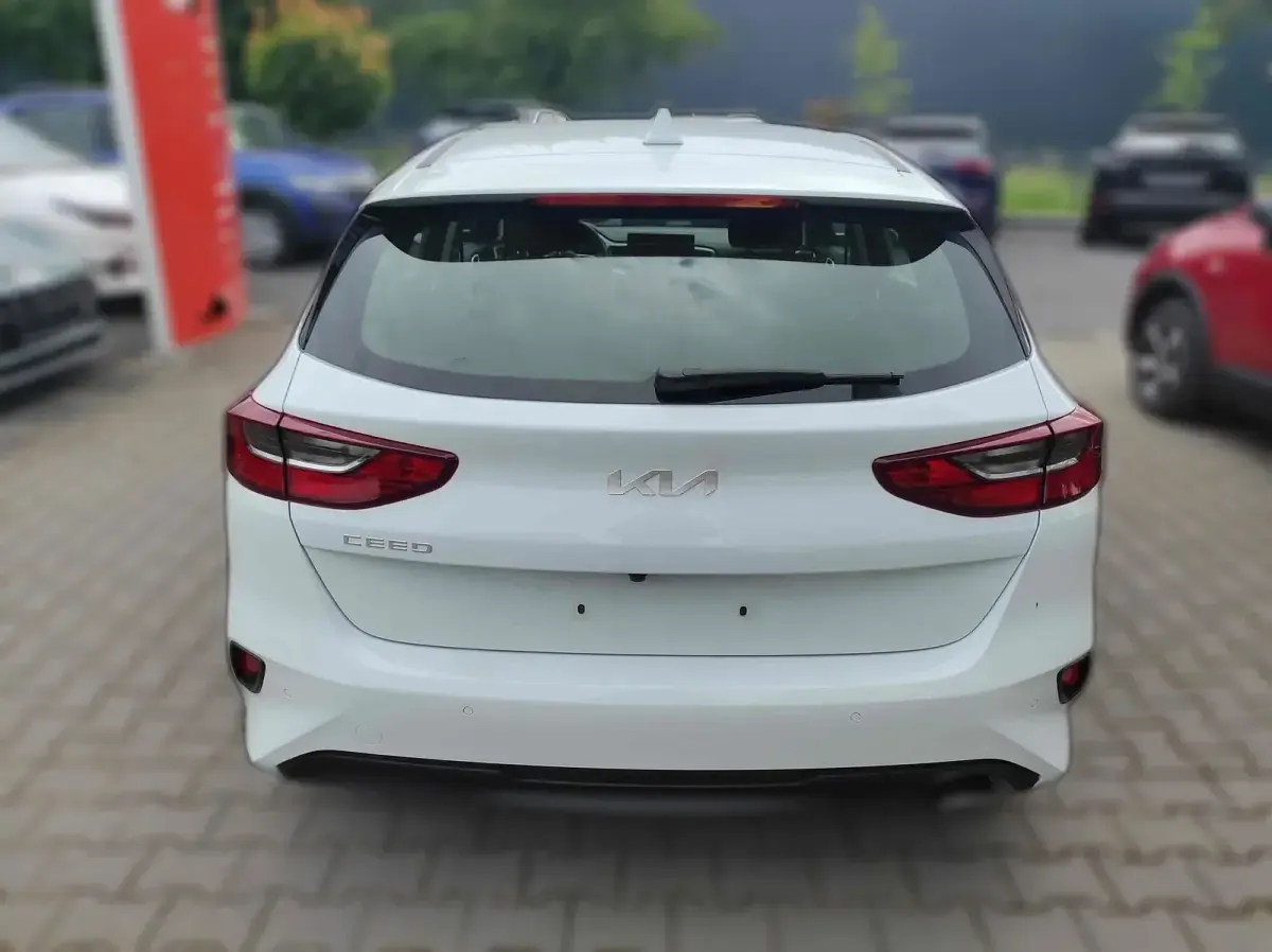 Gebraucht Kia Ceed 140 PS (102 kW) 2024 Weiß Kleinwagen