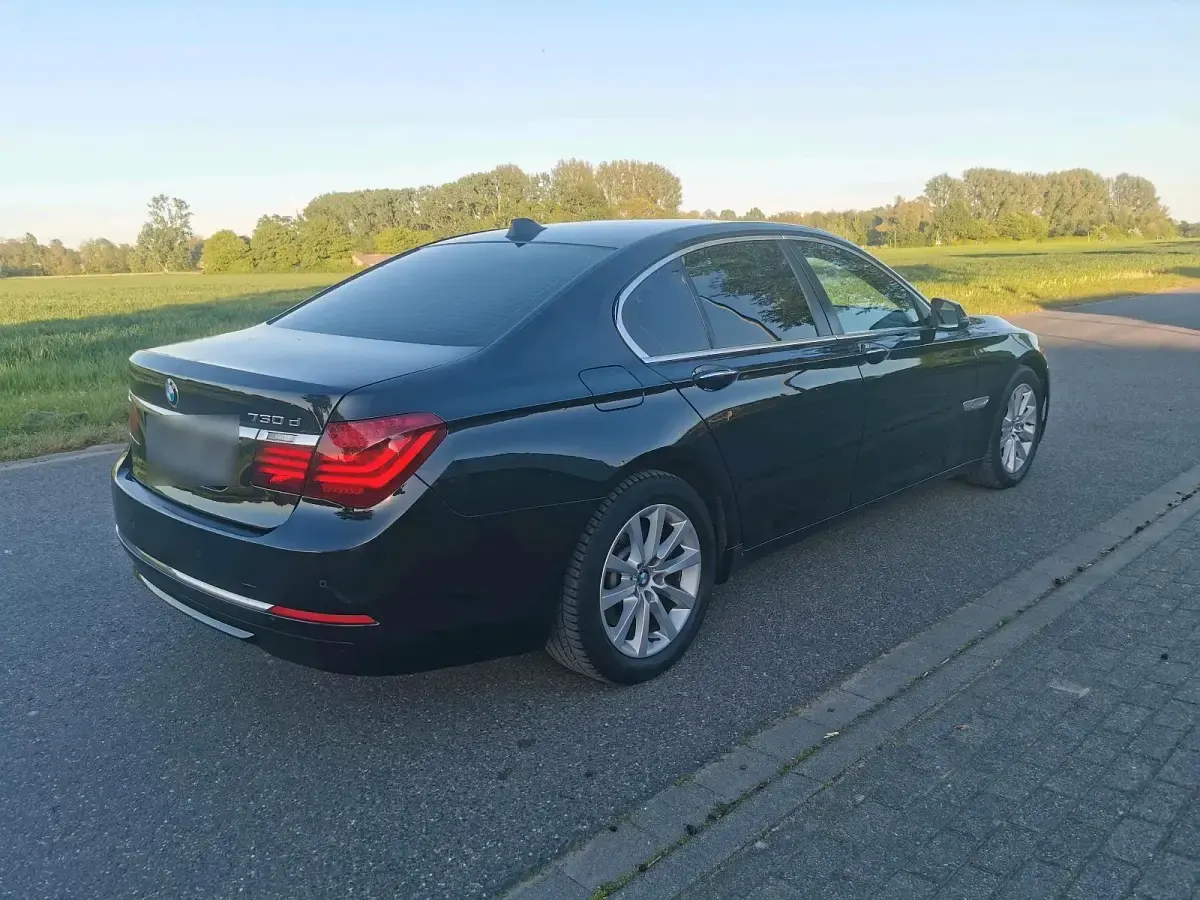 Second-hand BMW 730 258 CP (189 kW) 2013 Negru Berlinǎ