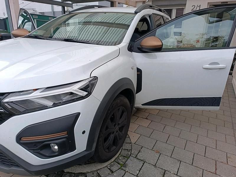 Weiß Gebraucht 2024 Dacia Jogger Kombi | 17.150 € (Superpreis) - Bild 1/4