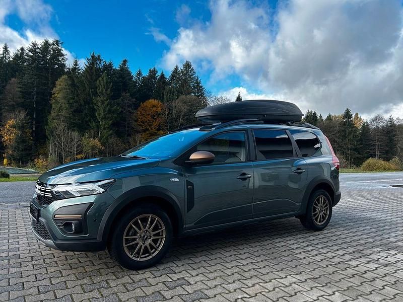 Grün Gebraucht 2024 Dacia Jogger Extreme Van / Kleinbus | 18.900 € (Guter Preis) - Bild 1/4