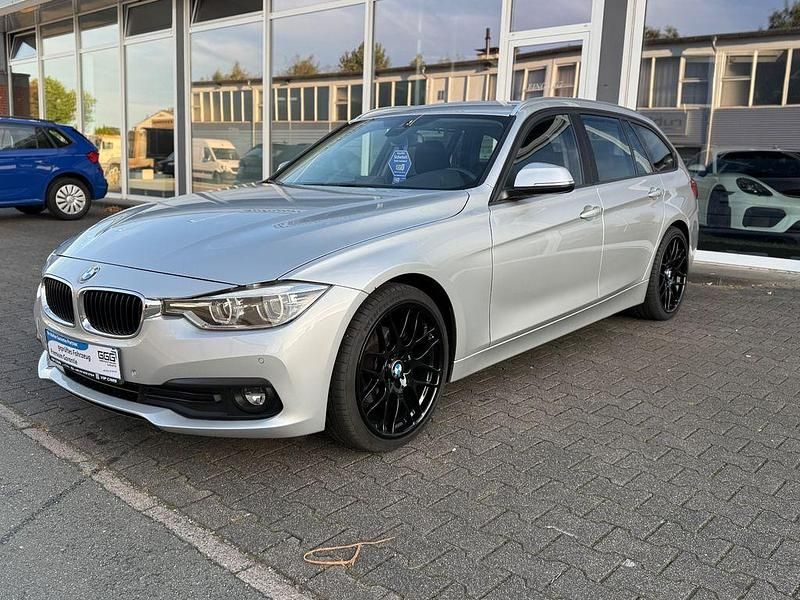 Glaciersilber metallic Gebraucht 2018 BMW 320 Efficient Dynamics Kombi | 18.299 € (Fairer Preis) - Bild 1/4