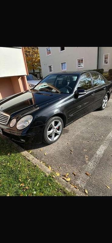 Second-hand Mercedes E220 150 CP (110 kW) 2004 Negru Berlinǎ