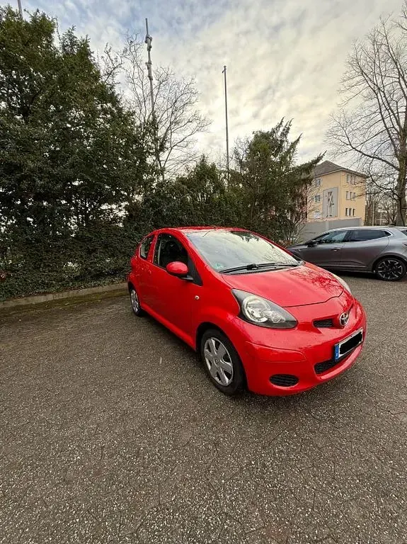 Gebraucht Toyota Aygo City 68 PS (50 kW) 2011 Rot Kleinwagen