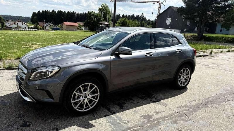 Grau Gebraucht 2016 Mercedes GLA200 AMG line SUV | 16.950 € (Guter Preis) - Bild 1/4