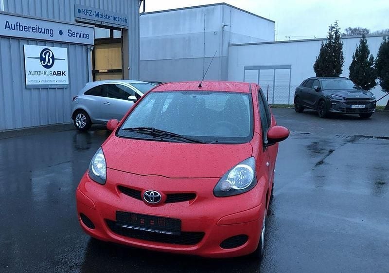 Gebraucht Toyota Aygo Cool 68 PS (50 kW) 2010 Rot Kleinwagen