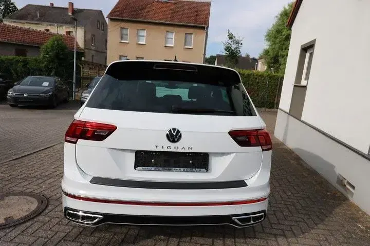 Gebraucht VW Tiguan R-line 150 PS (110 kW) 2023 Weiß SUV