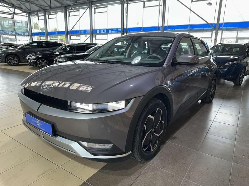 Violett mystic olive / mic (metallic) Gebraucht 2022 Hyundai Ioniq 5 SUV | 27.900 € (Superpreis) - Bild 1/4