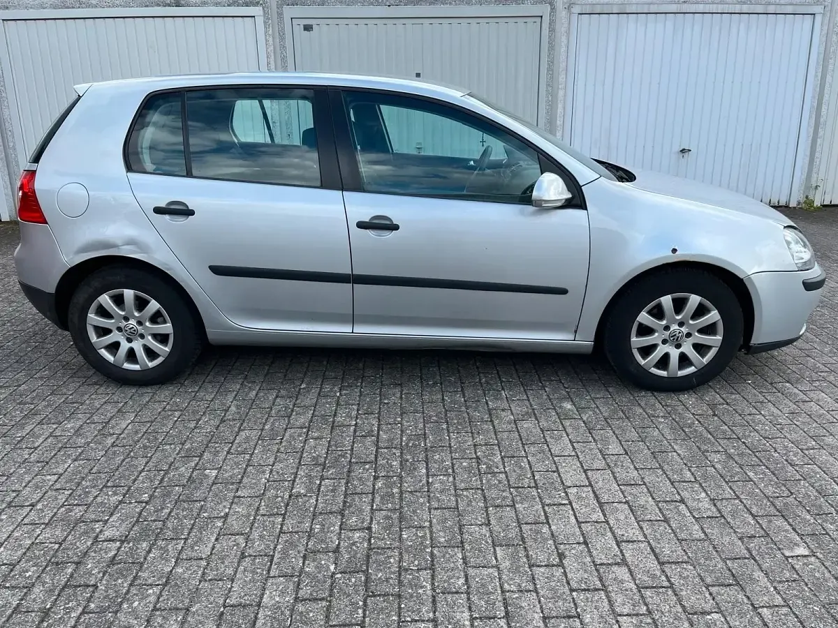 Second-hand VW Golf IV 116 CP (85 kW) 2004 Argintiu Berlinǎ