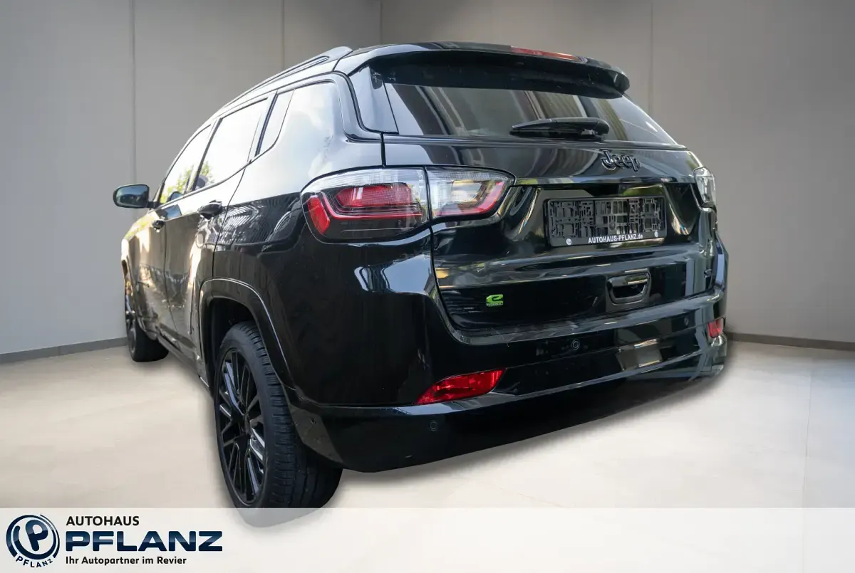 Gebraucht Jeep Compass 131 PS (96 kW) 2024 Schwarz SUV