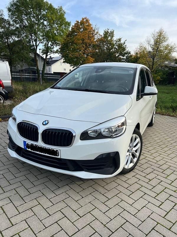 Weiß Gebraucht 2019 BMW 220 Gran Tourer Advantage Van / Kleinbus | 17.500 € (Guter Preis) - Bild 1/4