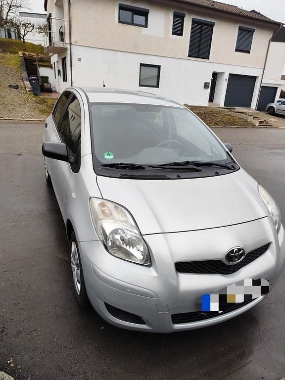 Gebraucht Toyota Yaris Cool 69 PS (50 kW) 2010 Silber Kleinwagen