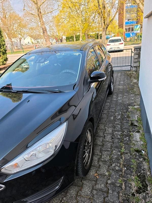 Gebraucht Ford Focus 105 PS (77 kW) 2015 Schwarz Kombi