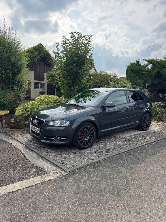 Grau Gebraucht 2010 Audi A3 Ambition Limousine | 6.350 € (Fairer Preis) - Bild 1/4