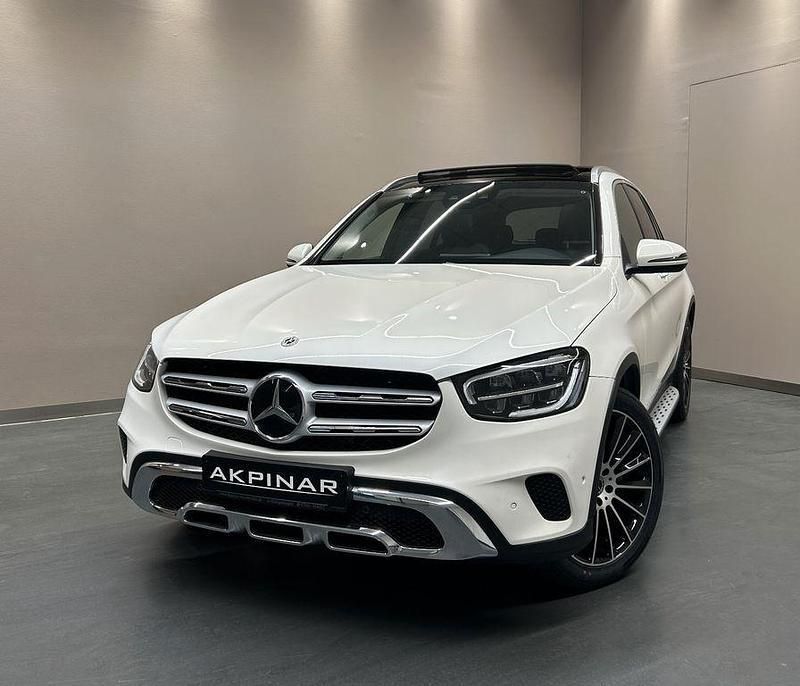 Weiß diamantweiss metallic Gebraucht 2020 Mercedes GLC220 SUV | 40.800 € (Fairer Preis) - Bild 1/4