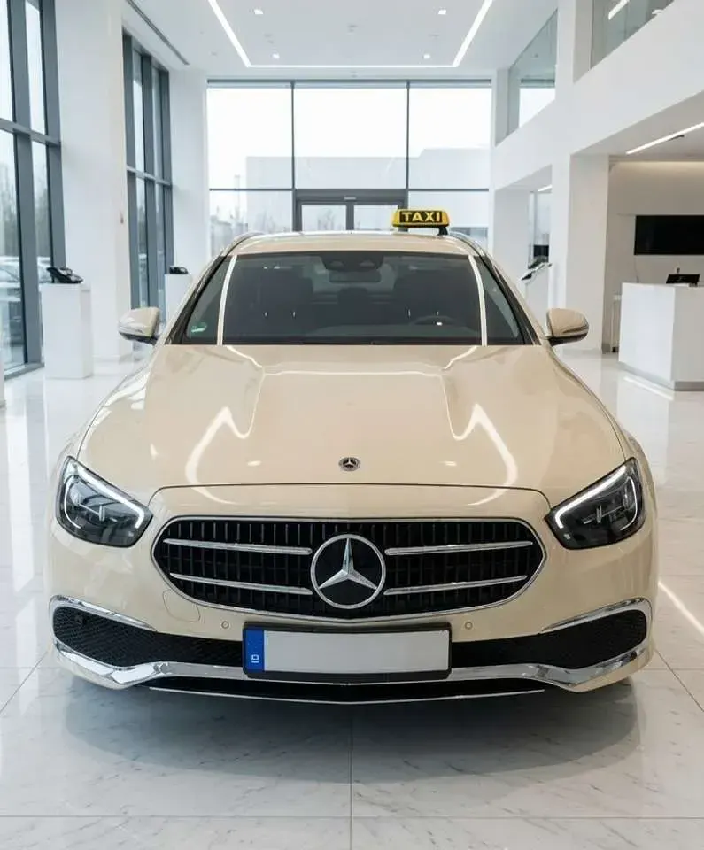 Gebraucht Mercedes E220 Avantgarde 194 PS (142 kW) 2023 Beige Kombi
