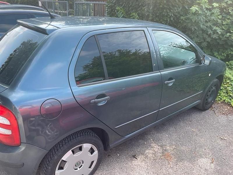 Grau Gebraucht 2004 Skoda Fabia Kleinwagen | 500 € (Superpreis) - Bild 1/4
